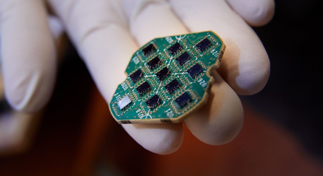 Quantum chip featuring high quality silicon-germanium (SiGe) heterostructures